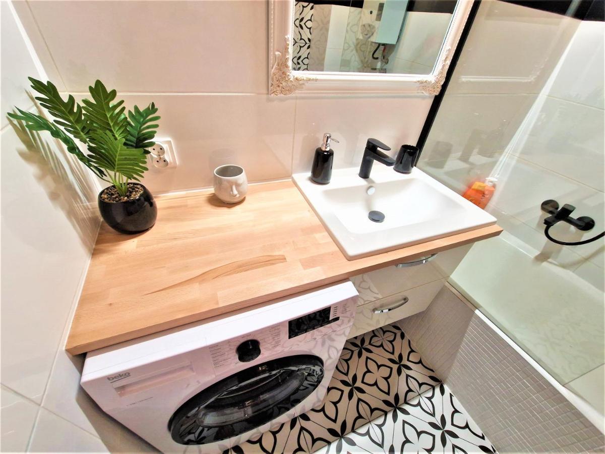 J&W Apartments Swietojanska Rooms ワルシャワ エクステリア 写真